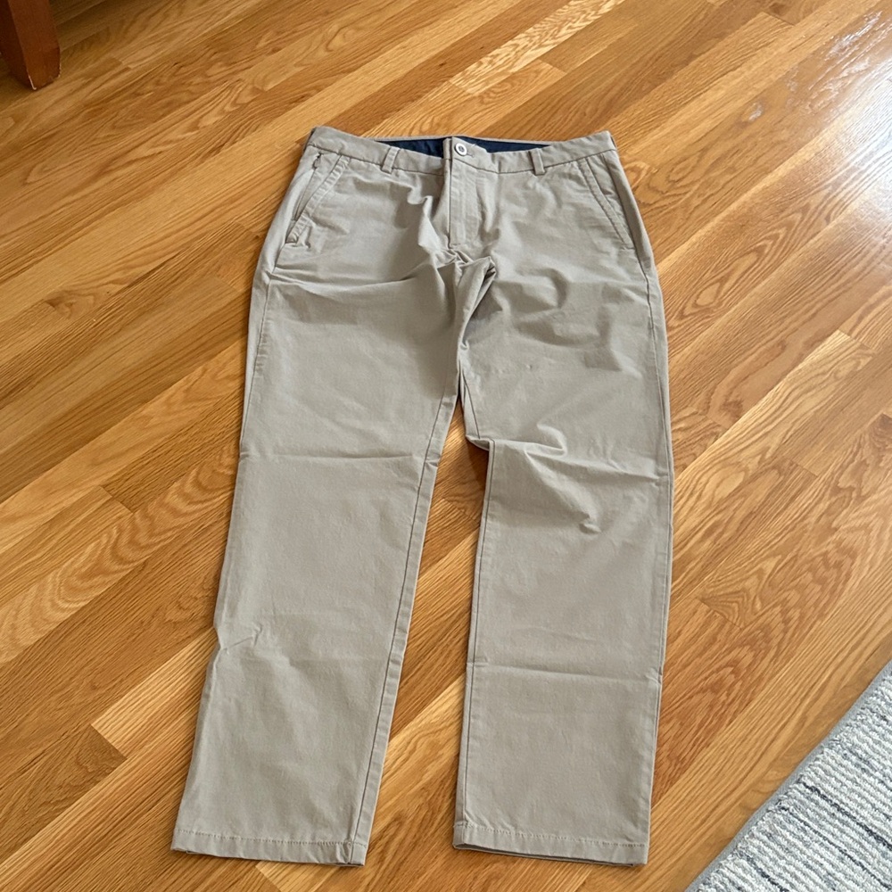 Vineyard Vines Men's On The Go Khaki Chinos